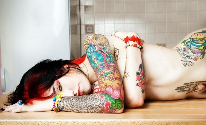 Фото красивых девушек с татуировками по всему телу.