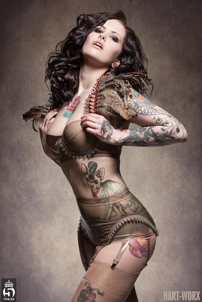 Фото красивых девушек с татуировками по всему телу.