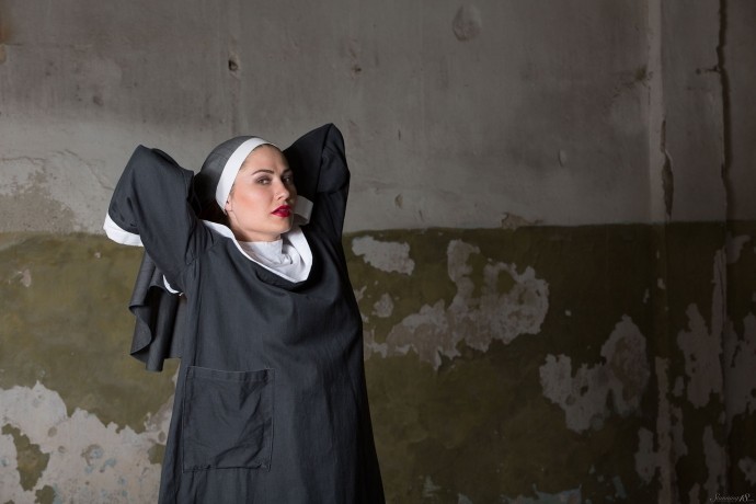 Голая монашка показывает пизду в заброшенном доме.