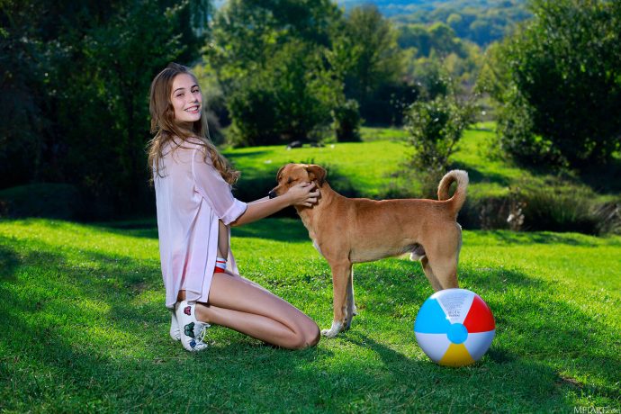 Голая Тамара играет с мячиком