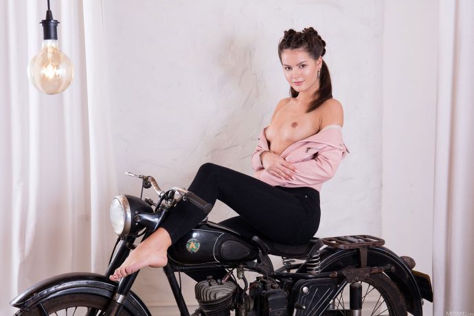 Голая моделька штурмует раритетный мотоцикл