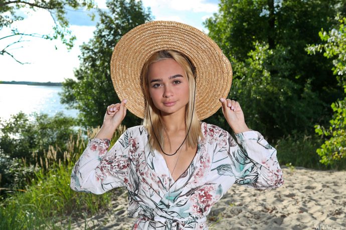 Голая студентка 19 лет отдыхает на пляже