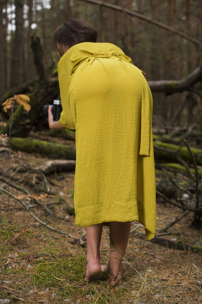 Голая девушка в лесу