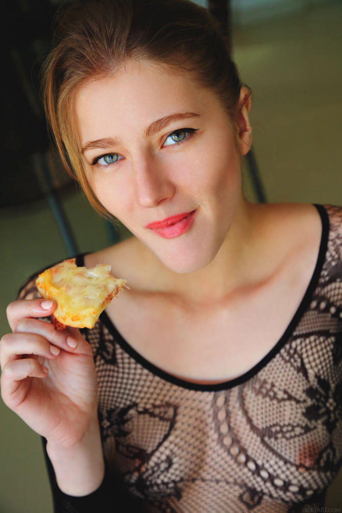Фото пизды рыжей девушки с пиццей