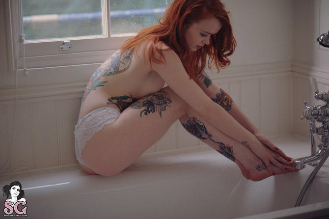 Lass, фото голая рыжая девушка, татуировки