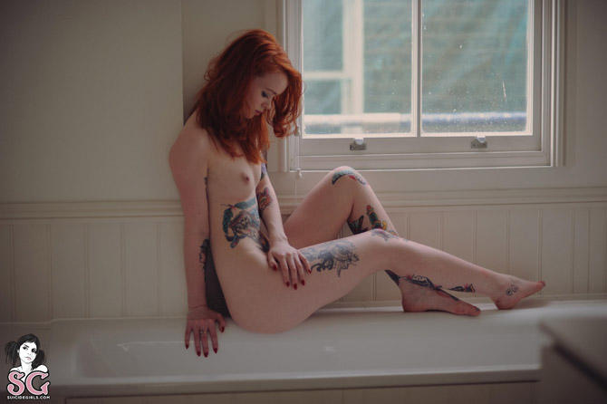 Lass, фото голая рыжая девушка, татуировки