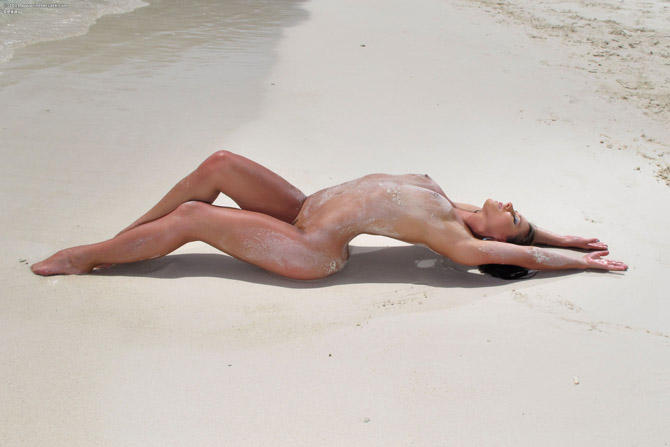 фото голая девушка на пляже, Melisa Mendiny
