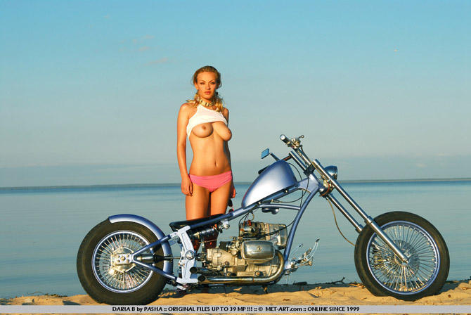 фото девушки с мотоциклом