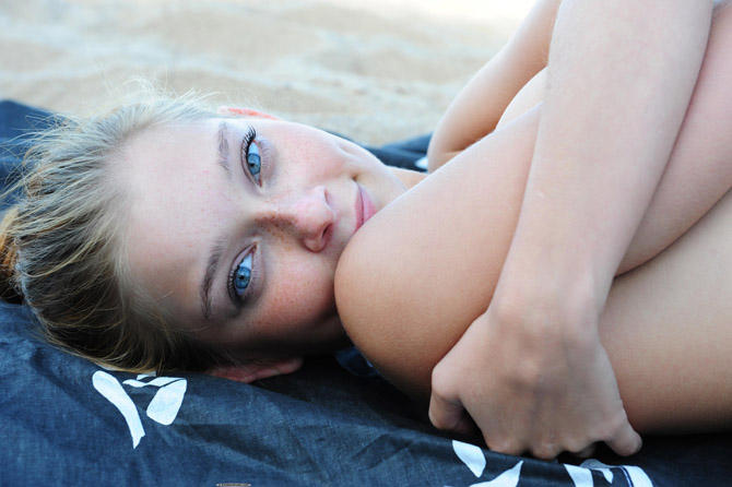 фото девушка на пляже крупным планом